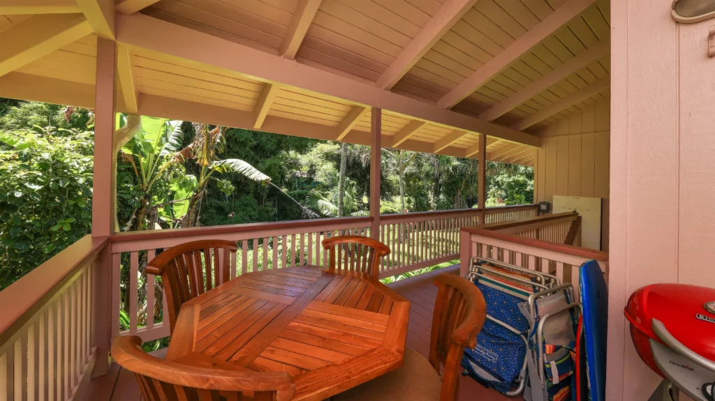 Relax with Stunning River Views and Beach Gear